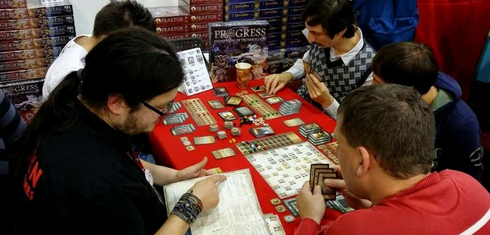 Jocurile şi socializarea ne ajută creierul să funcţioneze normal, chiar dacă înaintăm în vârstă