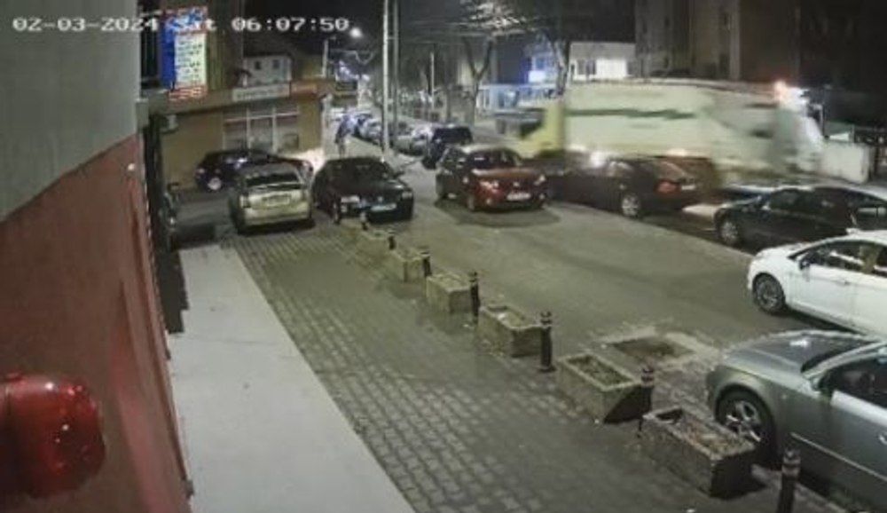 Momentul în care autospeciala unei firme de salubritate lovește cinci autoturisme şi rupe un pom VIDEO