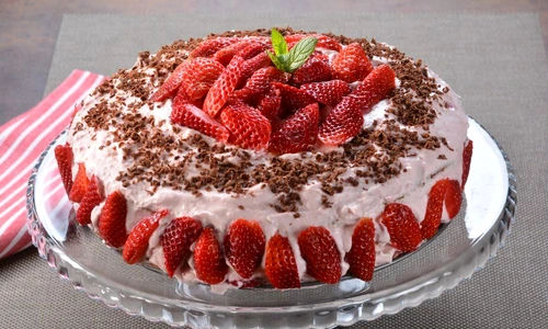 tort cu ciocolata si capsuni jpeg