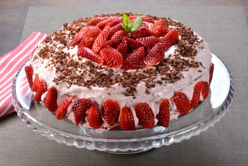 tort cu ciocolata si capsuni jpeg