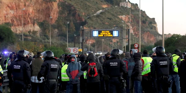 Protest al separatistilor catalani fata de sedinta guvernului spaniol la Barcelona FOTO EPA-EFE