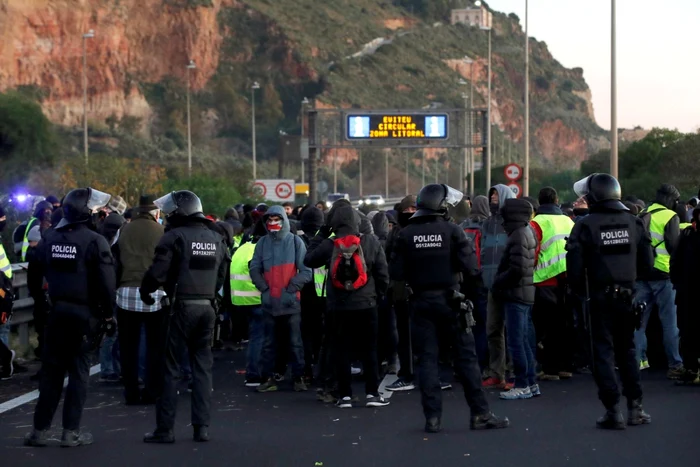 Separatişi catalani protestând faţă de şedinţa guvernului spaniol la Barcelona FOTO EPA-EFE