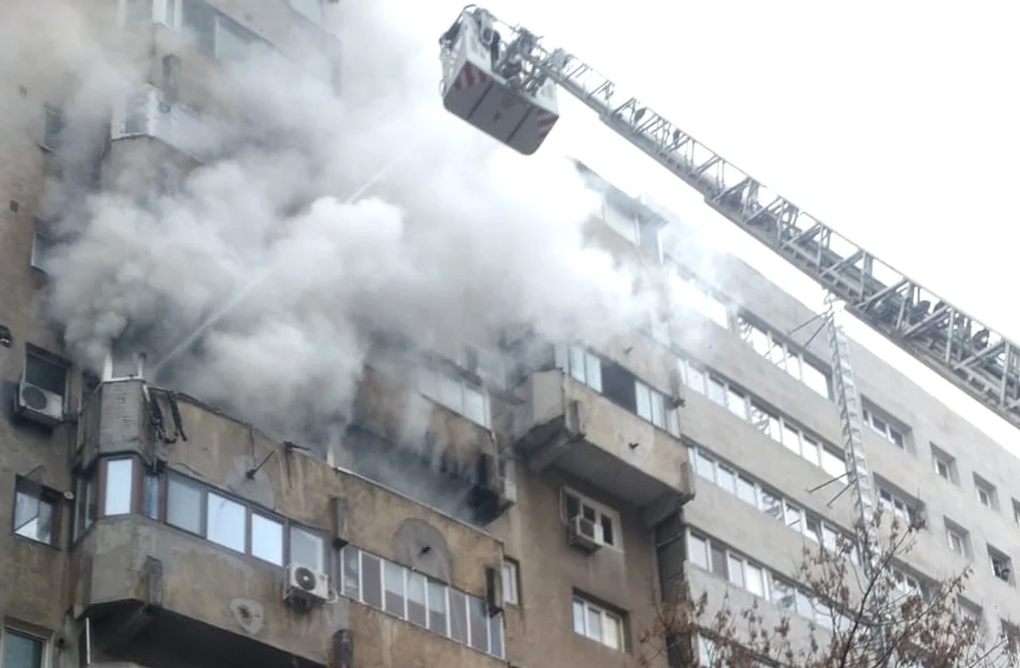 La intervenţie participă opt autospeciale de stingerefoto: ISU București