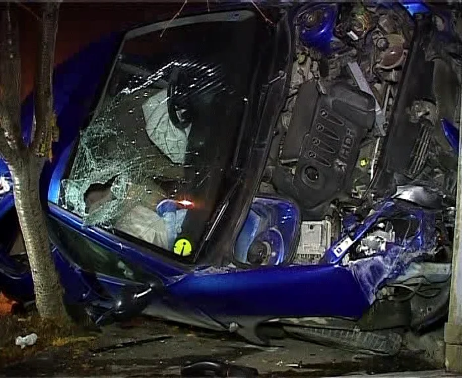 Accidentul s-a soldat cu distrugere maşinii. FOTO: NICOLETA BUTNARU