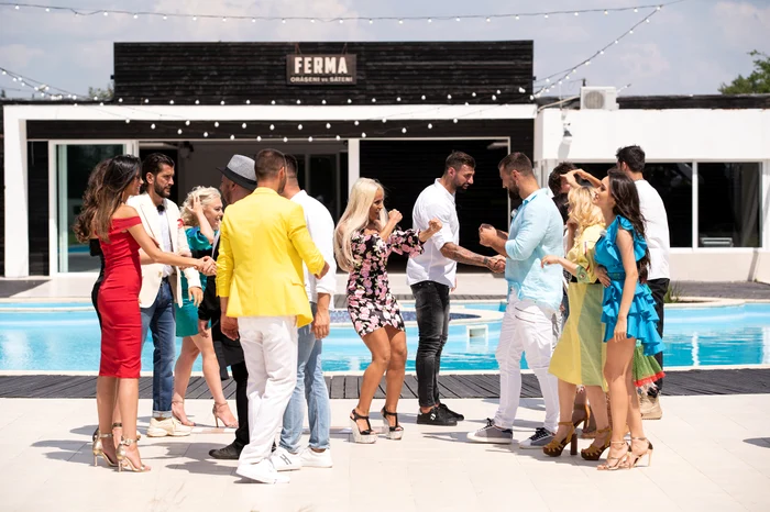 În curtea fermei se intră doar echipat corespunzător, în combinezon