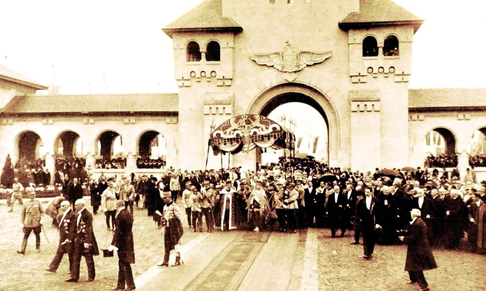 Ceremonialul încoronării Regelui Ferdinand I și a Reginei Maria a fost organizat de mitropolitul Miron Cristea (© Getty Images)