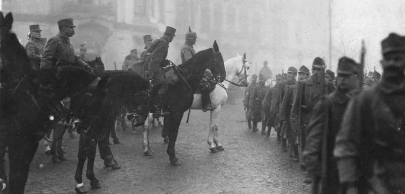 Trupe austro-ungare defilând prin Bucureşti în faţa lui Vom Mackensen FOTO Otto Ang/Bundesarhiv