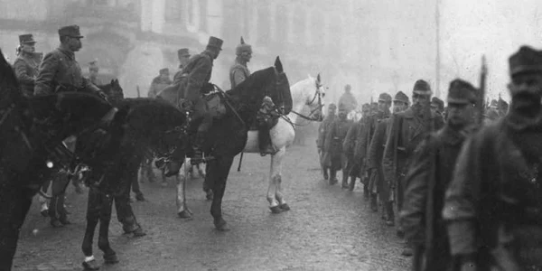 Trupe austro-ungare defilând prin Bucureşti în faţa lui Vom Mackensen FOTO Otto Ang/Bundesarhiv