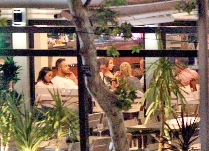 Cântăreaţa şi iubitul ei au fost însoţiţi în club de nişte prieteniFoto: Mihai Ionescu