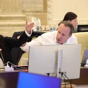 adrian caciu scandal in parlament vreau un raspuns FOTO: captură video FB PNL