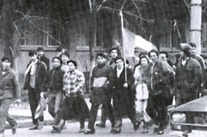 Revoluţie. Maria Andrei se află în primul rând al manifestanţilor, pe 17 decembrie 1989