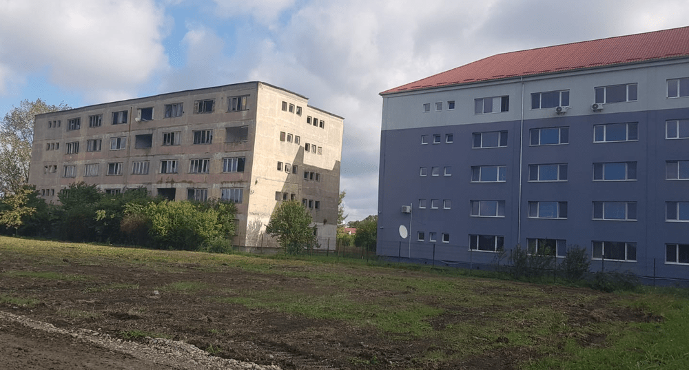 Imaginea nepăsării: clădire publică în paragină lângă „geamăna” proaspăt renovată