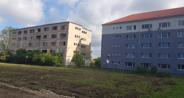 Două clădiri dentice, două destine diferite FOTO Daniel Dancea
