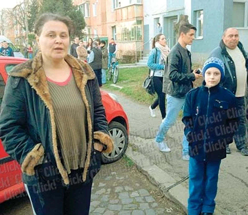 Tirul a distrus patru maşini mici înainte de a se opri în faţada blocului (Fotografii: Cristian Franţ)
