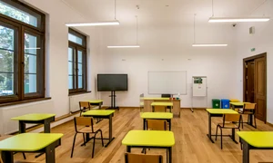 Sălile de clasă au fost dotate cu aparatură de ultimă generație, iar băncile au fost distanțate jpeg