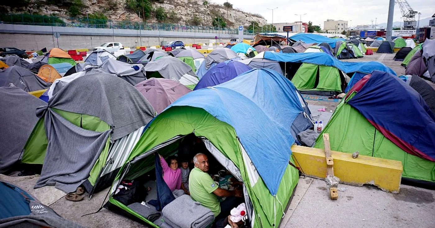 Corturi de refugiaţi în portul Pireu