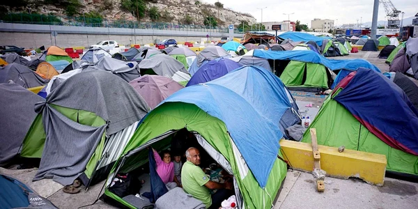 Corturi ale emigranţilor şi refugiaţilor sunt fotografiate în Portul Pireu din Atena Grecia FOTO Guliver/Getty Images