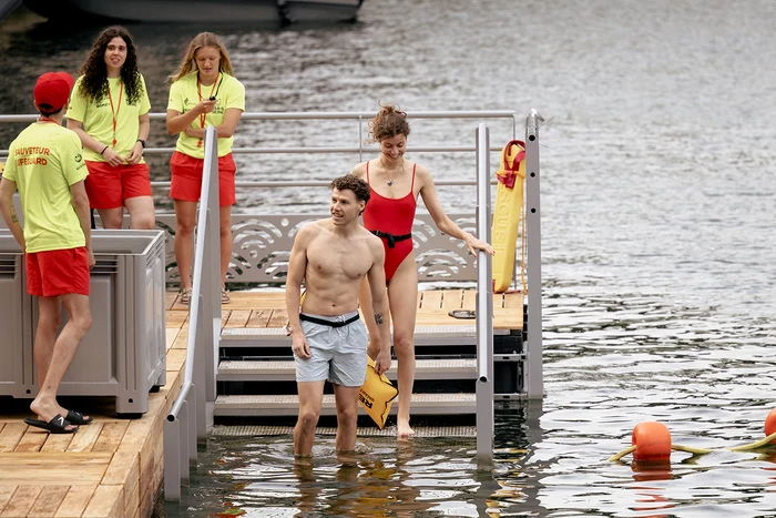 Au fost amenajate trei zone speciale destinate înotului. Foto: Profimedia
