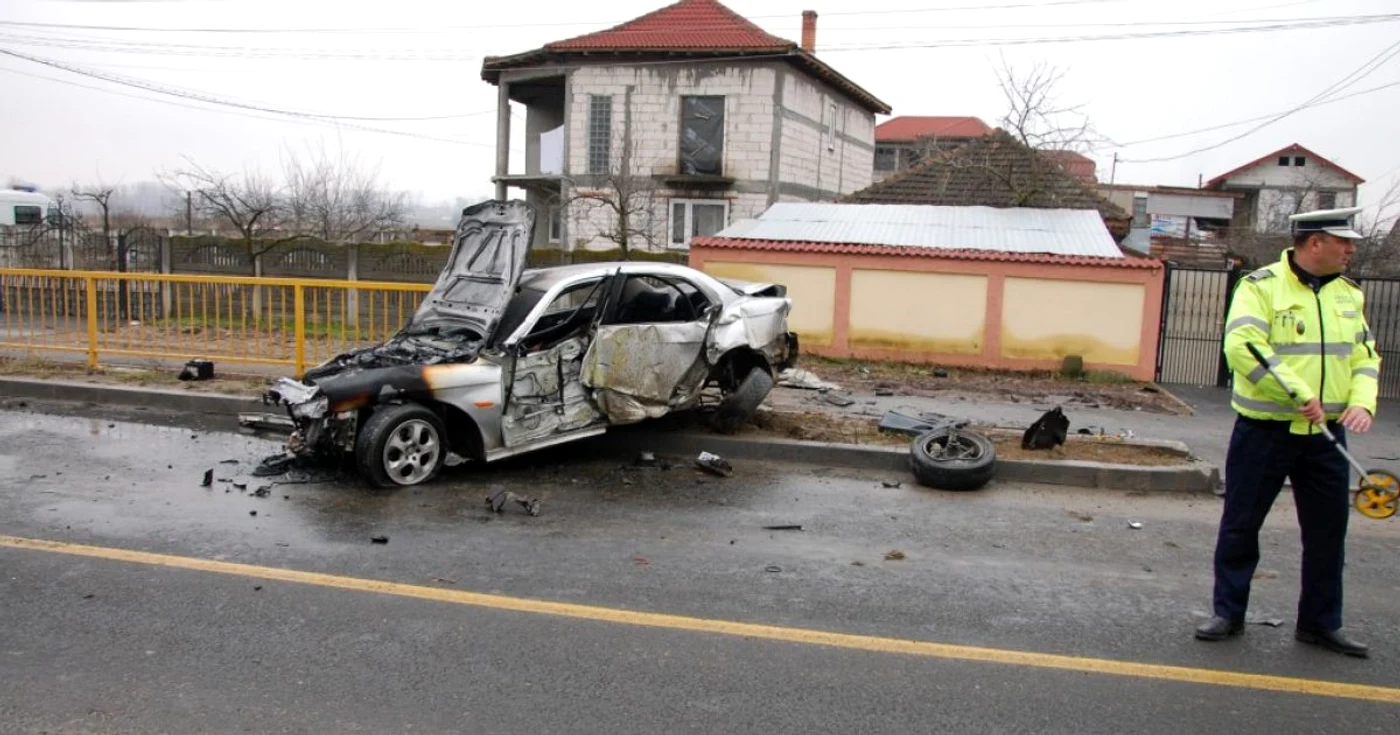 Autoturismul Alfa Romeo a luat foc în urma accidentului