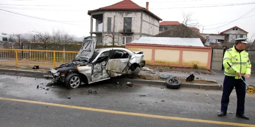 Autoturismul Alfa Romeo a luat foc în urma accidentului