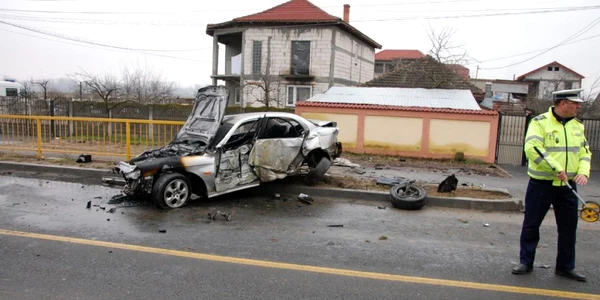 Autoturismul Alfa Romeo a luat foc în urma accidentului