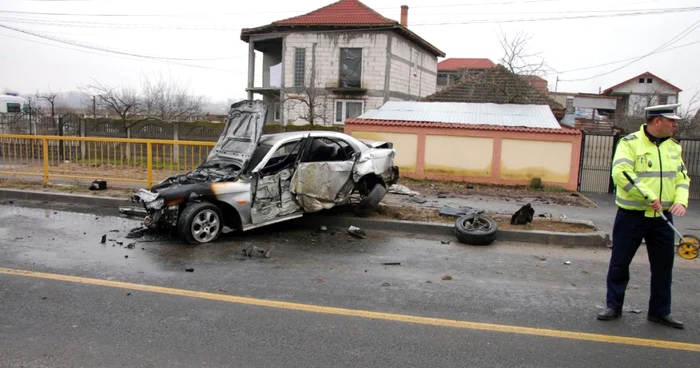 Autoturismul Alfa Romeo a luat foc în urma accidentului