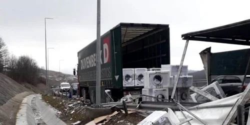 TIR răsturnat în Timiş