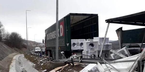TIR răsturnat în Timiş