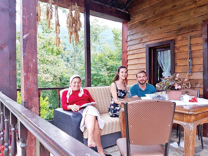 Actorii își repetă rolurile pe terasa casei din Trabzon