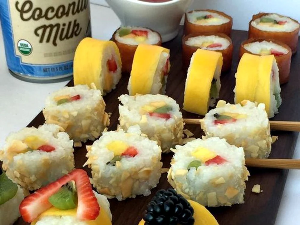 
    Sushi de fructe proaspete  