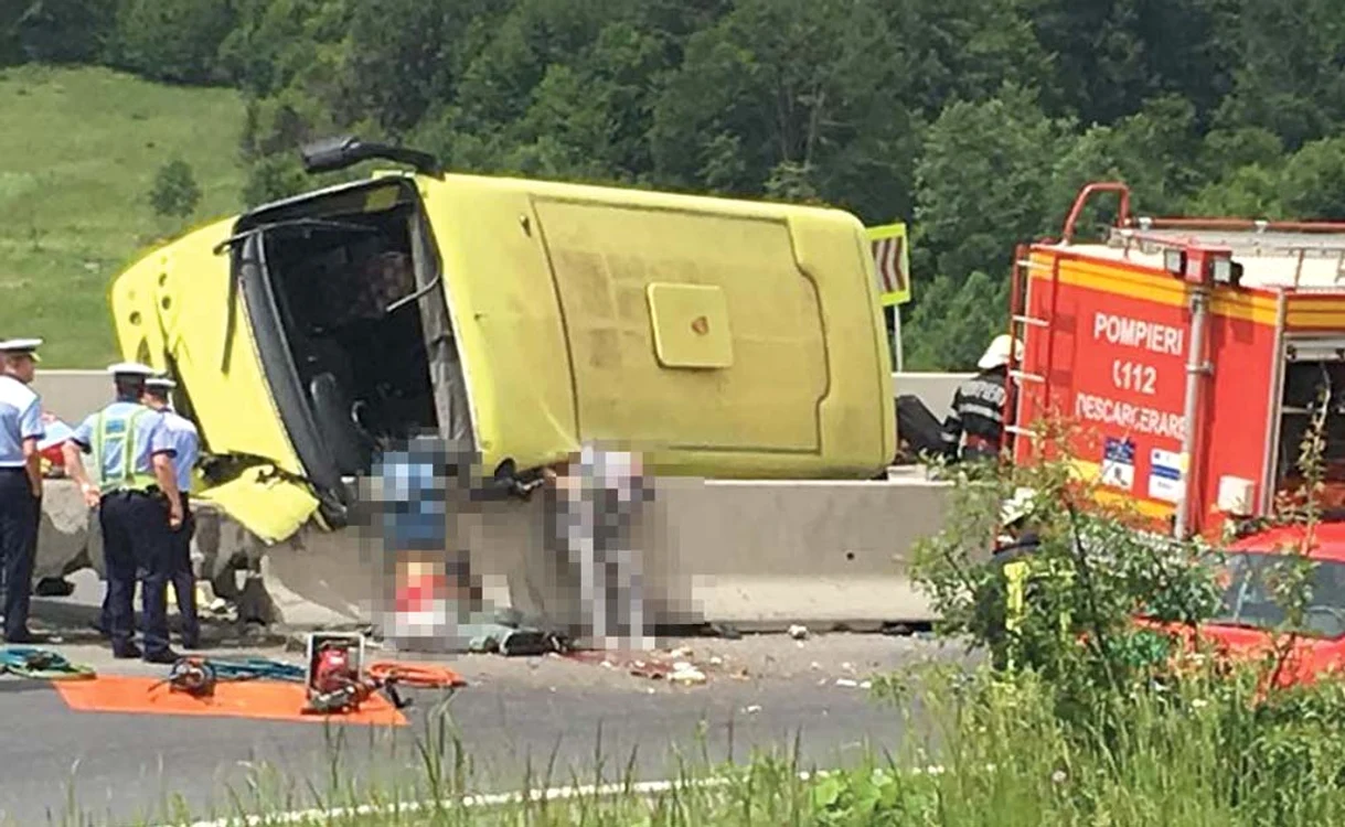 Autocarul s-a răsturnat vineri într-o curbă periculoasă