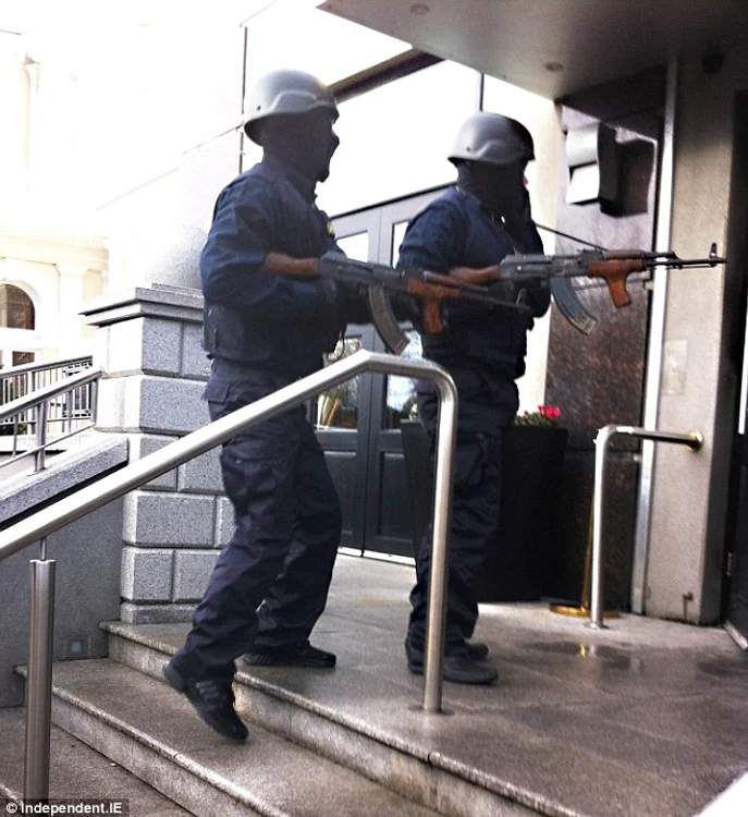 Atacatorii, deghizați în uniformele forțelor de ordin, au pătruns în Hotel Residency pentru a-l asasina pe David Byrnie.