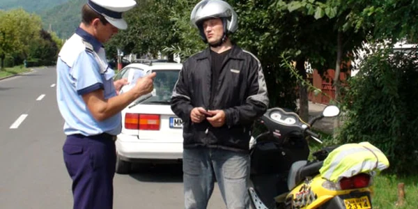 Cei care circulă pe scutere trebuie să obțină un permis