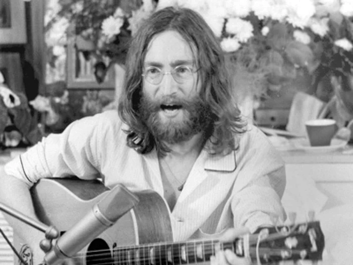 John Lennon (foto), alături de prietenul său Paul McCartney, a format trupa The Beatles, una dintre cele mai influente pentru muzica rock ce a urmat FOTO Mediafax