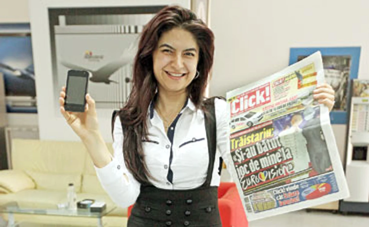 
    Elena Vraciu îi va face mamei ei cadou telefonul câştigatFoto: Click!   