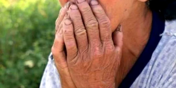Bătrână ruşinată Foto