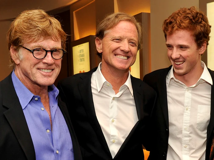 James Redford (în mijloc), alături de tatăl Robert Redford și de fiul său Dylan