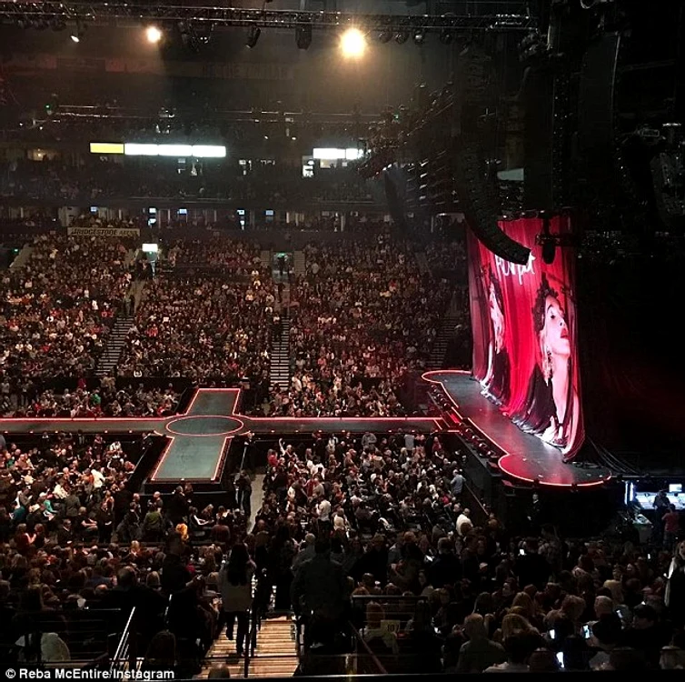 Fanii Madonnei au așteptat două ore și jumătate începerea concertului