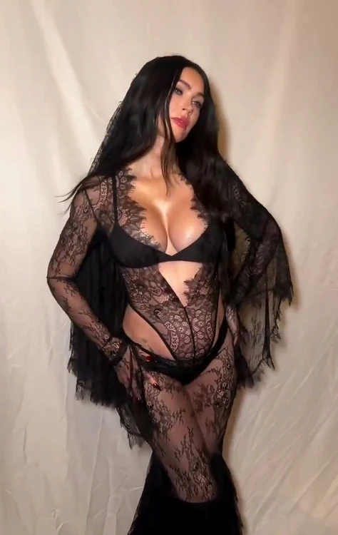 Megan Fox, în lenjerie intimă și o ținută transparentă