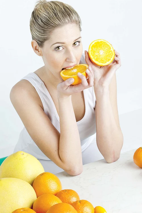 
    Pomelo, ca şi restul citricelor, are  un conţinut ridicat de vitamina C  