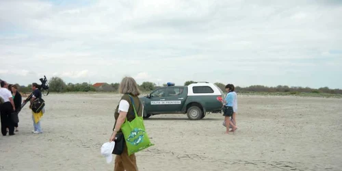 Cu mașina pe plajă