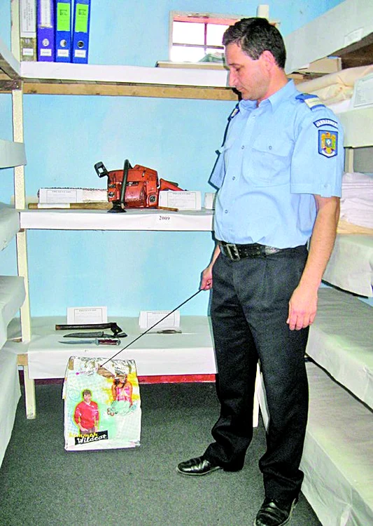 Poliţiştii au confiscat sacoşa hoţului