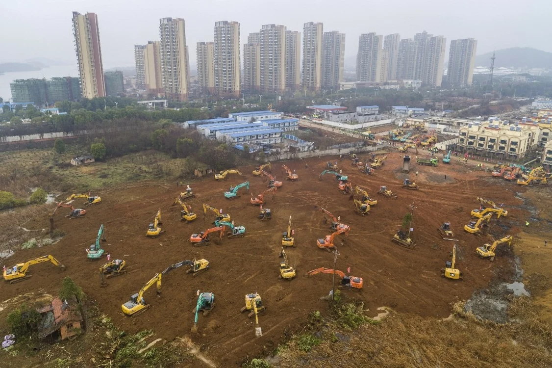 Chinezii au început construcţia a doup unităţi sanitare unde îi va iyola pe pacienţii infectaţi cu coronavirusfoto: AFP