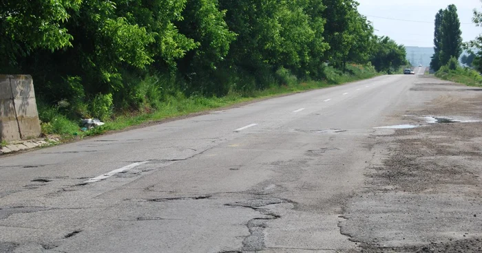 În loc să astupe măcar gropile, drumarii au făcut marcajul peste ele FOTO:adevarul