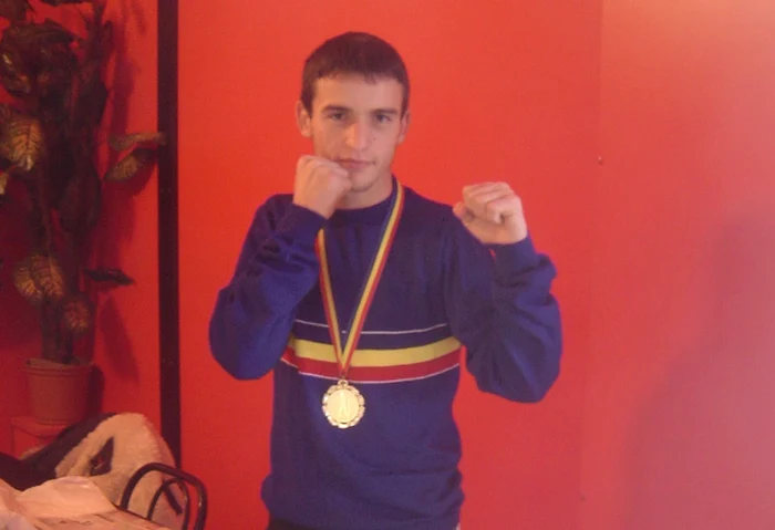 „Bâju“ boxează la categoria „cocoş“ 