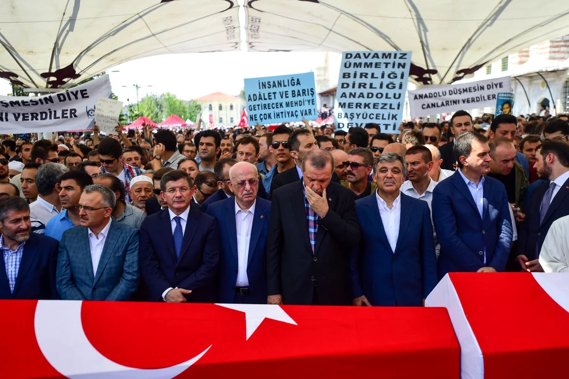 Erdogan a anunțat, printre lacrimi, că va avea grijă de cei care au vrut să răstoarne guvernul de la Ankara