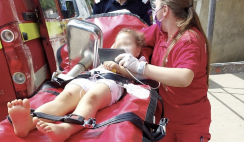 O fetiță a scăpat miraculos cu viață după ce a căzut de la etajul patru. Ce a salvat-o de la moarte