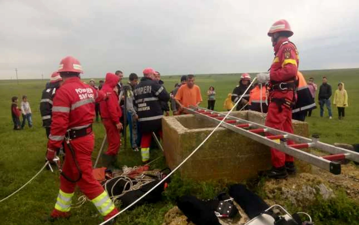 Salvarea bărbatului căzut în fântână FOTO ISU Constanţa