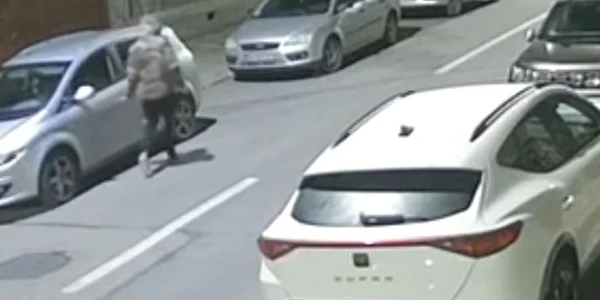 Barbat căutat de poliție după ce a vandalizat mai multe autoturisme Foto   Captura video Dejeanul ro jpg