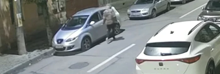 Bărbat căutat de poliție după ce a vandalizat mai multe autoturisme Foto: Captură video Dejeanul.ro
